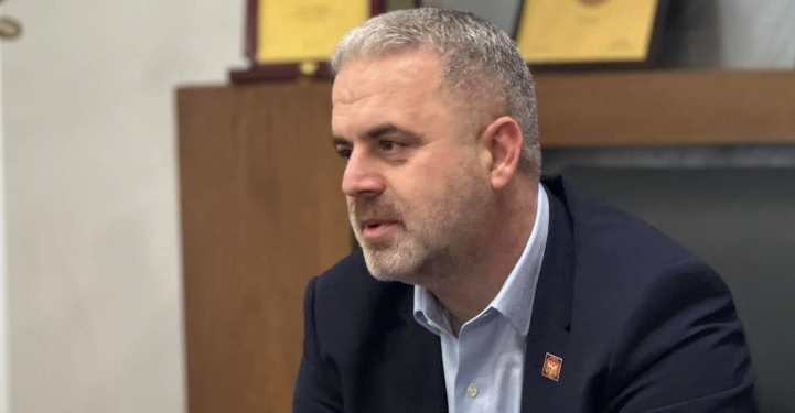 Azemi shpërthen – ‘Seanca për Presidentin është farsë!’”