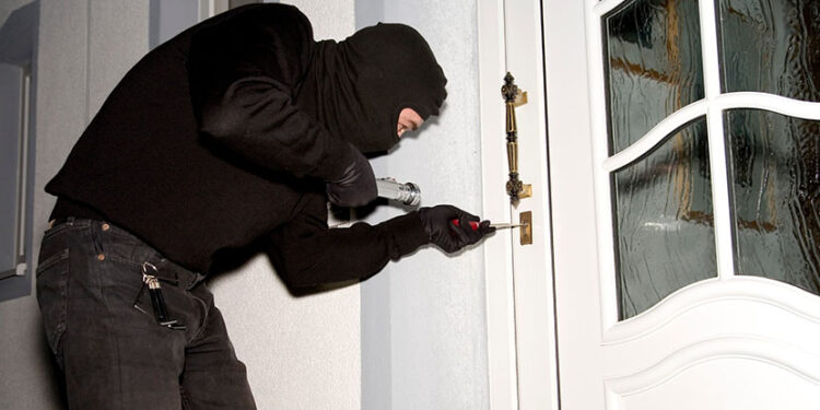 “Grabitje filmike në Ferizaj: Hajnat hyjnë në shtëpi dhe marrin armë nga kasaforta!”