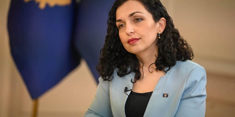 “Vjosa Osmani shpërthen: ‘Aty ku ka propagandë, ne mbrojmë të vërtetën’ – Thirrje qytetarëve dhe përplasje e ashpër me Albin Kurti!”