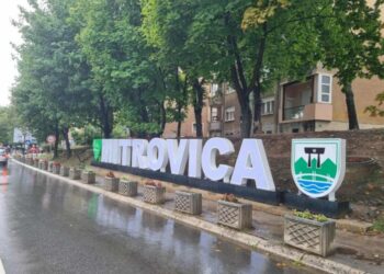 “Mitrovica e Veriut: Asamblistët votojnë largimin e sloganit ‘Unë e dua Mitrovicën’”.