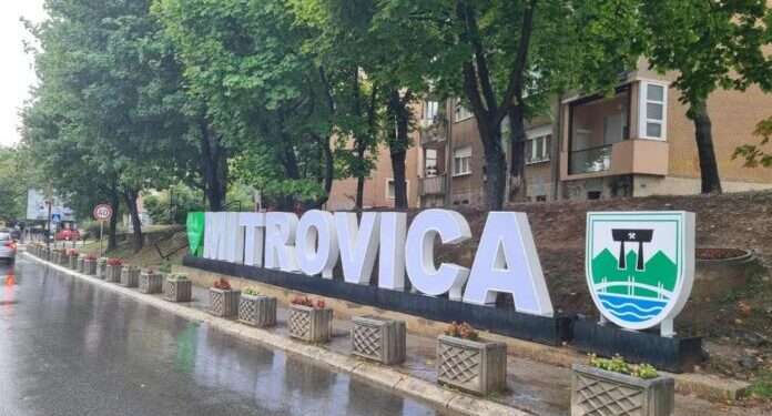 “Mitrovica e Veriut: Asamblistët votojnë largimin e sloganit ‘Unë e dua Mitrovicën’”.