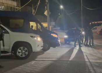 “Tension në Skenderaj: Bastisje, protesta në rrugë dhe intervenim i Njësisë Speciale”.