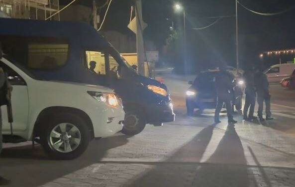 “Tension në Skenderaj: Bastisje, protesta në rrugë dhe intervenim i Njësisë Speciale”.