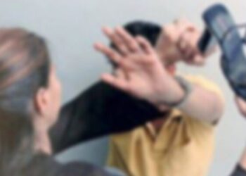 “Dhunë në Gjakovë: Gruaja përfundon në pranga, dyshohet për sulm ndaj partnerit”.