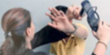 “Dhunë në Gjakovë: Gruaja përfundon në pranga, dyshohet për sulm ndaj partnerit”.