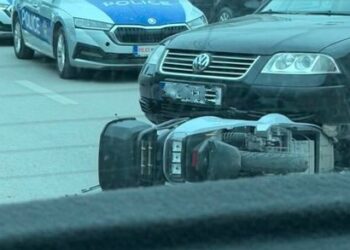 Aksident në Pejë: Motoçikleta përplaset me veturën, një person në Emergjencë.