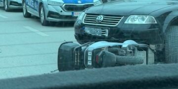 Aksident në Pejë: Motoçikleta përplaset me veturën, një person në Emergjencë.
