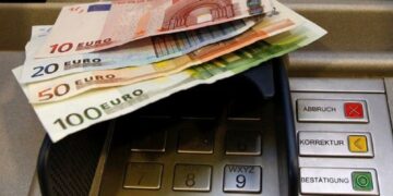 Kapet zyrtari që mori mbi 39 mijë euro rrogë nga shteti për 7 vjet pa shkuar në punë.