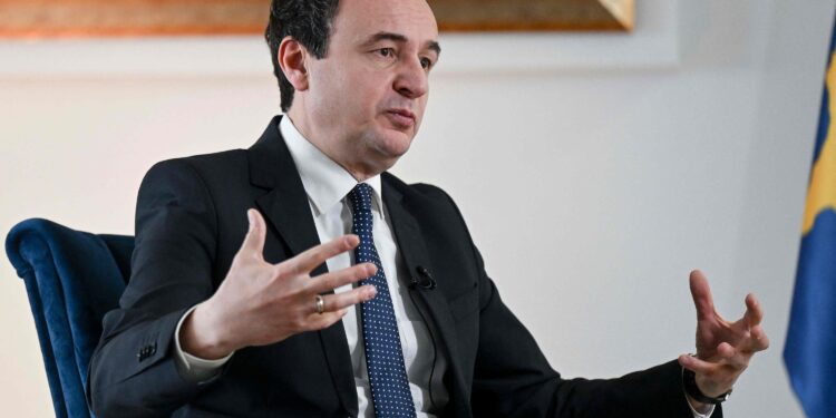 “Njeriu që erdhi në pushtet me koktej molotovi e dhunë” – reagime pas incidentit në Skënderaj.