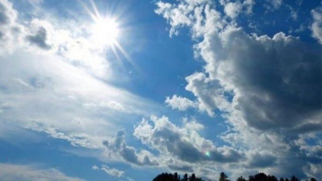 “Moti sot: Diell e vranësira, në disa zona priten reshje shiu”.