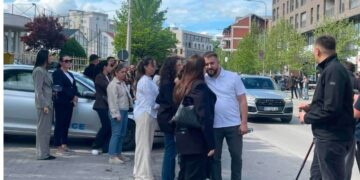 Mërgim Lushtaku shfaqet pranë stacionit policor në Skenderaj.
