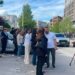 Mërgim Lushtaku shfaqet pranë stacionit policor në Skenderaj.
