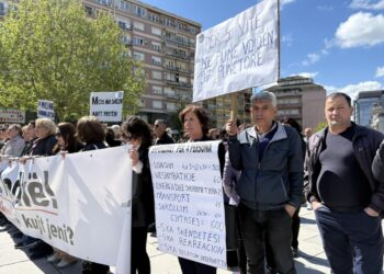 Punëtorët e sektorit privat protestojnë në 1 Maj, kërkojnë drejtësi dhe kushte më të mira pune.