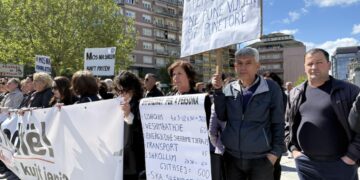 Punëtorët e sektorit privat protestojnë në 1 Maj, kërkojnë drejtësi dhe kushte më të mira pune.