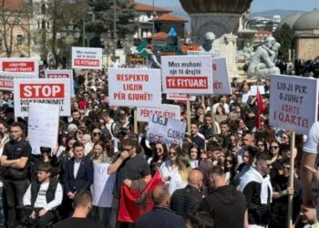 Tiranë ngrihet në protestë për studentët shqiptarë në Maqedoninë e Veriut.
