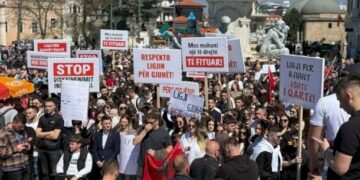 Tiranë ngrihet në protestë për studentët shqiptarë në Maqedoninë e Veriut.