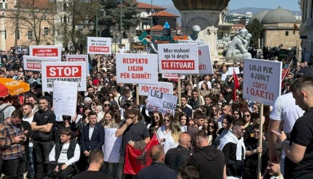 Tiranë ngrihet në protestë për studentët shqiptarë në Maqedoninë e Veriut.