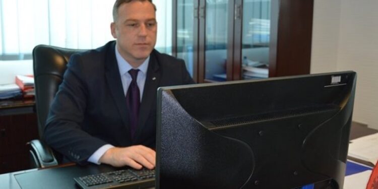 Ish-drejtori në ministrinë e Fitore Pacolli e çon në KPMSHCK vendimin për ndërrimin e pozitës.