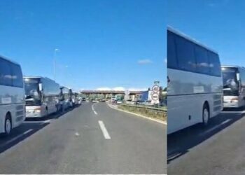 “Kumanovë: Ndalohen 5 autobusë me protestues drejt tubimit të studentëve në Shkup”.