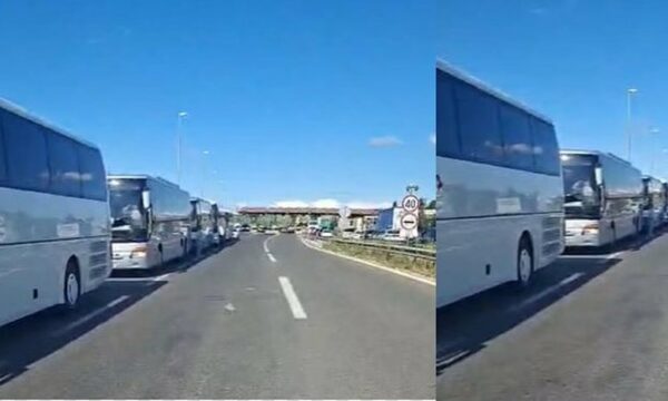 “Kumanovë: Ndalohen 5 autobusë me protestues drejt tubimit të studentëve në Shkup”.