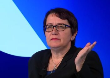 Aida Dërguti zbulon pse u rikthye në politikë: Thirrja e Albin Kurti që të mos votohet opozita, kërcënim për demokracinë.