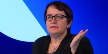 Aida Dërguti zbulon pse u rikthye në politikë: Thirrja e Albin Kurti që të mos votohet opozita, kërcënim për demokracinë.