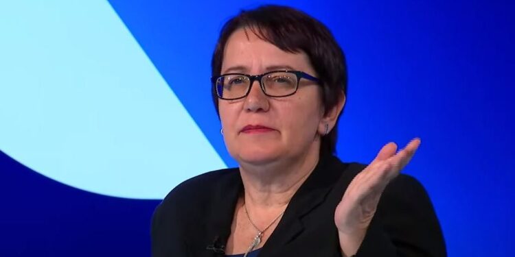 Aida Dërguti zbulon pse u rikthye në politikë: Thirrja e Albin Kurti që të mos votohet opozita, kërcënim për demokracinë.
