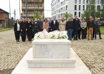 Kurti bën homazhe për Ilir Konushevcin dhe Dr. Hazir Malajn: “Sakrifica e tyre duhet të mësohet nga brezat e rinj”