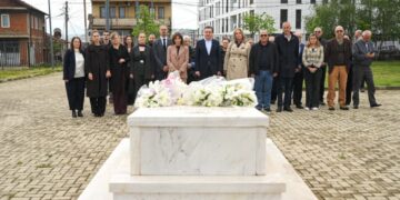 Kurti bën homazhe për Ilir Konushevcin dhe Dr. Hazir Malajn: “Sakrifica e tyre duhet të mësohet nga brezat e rinj”