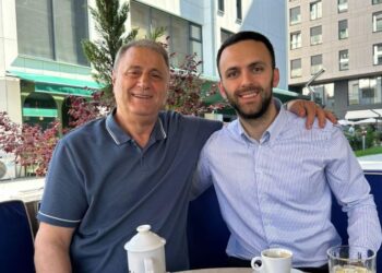 Djali i Jakup Krasniqit në kafe me vëllanë e Hashim Thaçit.