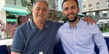 Djali i Jakup Krasniqit në kafe me vëllanë e Hashim Thaçit.
