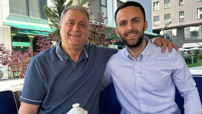 Djali i Jakup Krasniqit në kafe me vëllanë e Hashim Thaçit.