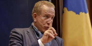 “Pacolli kritikon ashpër zhvillimet politike: Interesat klanore dhe personale po e dëmtojnë Kosovën”.