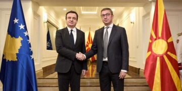 “Të gjithë liderët politikë përkrahin protestën në Shkup për gjuhën shqipe, përveç Kurtit”.