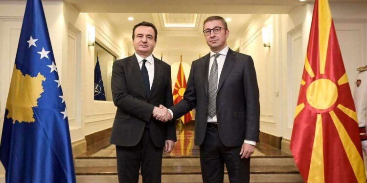 “Të gjithë liderët politikë përkrahin protestën në Shkup për gjuhën shqipe, përveç Kurtit”.
