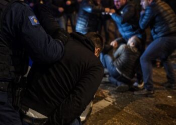 “Përleshje e rëndë mes dy familjeve në Zallq të Istogut: 7 persona përfundojnë në spital”.