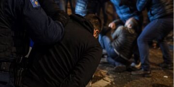 “Përleshje e rëndë mes dy familjeve në Zallq të Istogut: 7 persona përfundojnë në spital”.