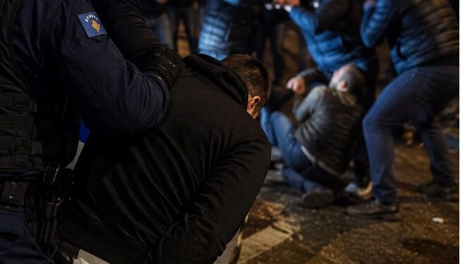 “Përleshje e rëndë mes dy familjeve në Zallq të Istogut: 7 persona përfundojnë në spital”.