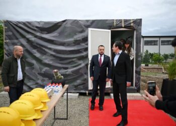 Kurti inspekton punimet për fabrikën e municioneve në Gjakovë, paralajmërohet edhe prodhimi i dronëve “Made in Kosova”