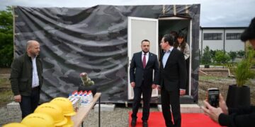 Kurti inspekton punimet për fabrikën e municioneve në Gjakovë, paralajmërohet edhe prodhimi i dronëve “Made in Kosova”
