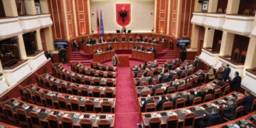 PS dhe PD bashkojnë votat, miratohet projektrezoluta për integrimin në BE.