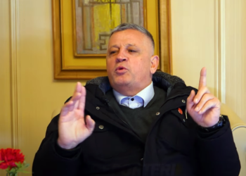 “Nasim Haradinaj me deklaratë të fortë ndaj Kurtit: ‘Mua ma kanë puthë dorën se kam vra serbë, Kurtit për çka?’”.