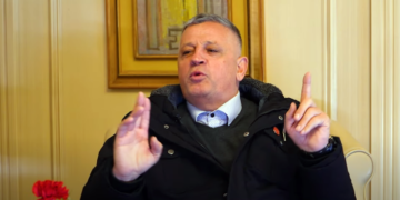 “Nasim Haradinaj me deklaratë të fortë ndaj Kurtit: ‘Mua ma kanë puthë dorën se kam vra serbë, Kurtit për çka?’”.