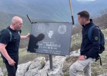 “Haradinaj me bashkëluftëtarë në vendin ku ra Luani, i shoqëruar edhe nga Lladrovci”.
