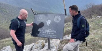 “Haradinaj me bashkëluftëtarë në vendin ku ra Luani, i shoqëruar edhe nga Lladrovci”.