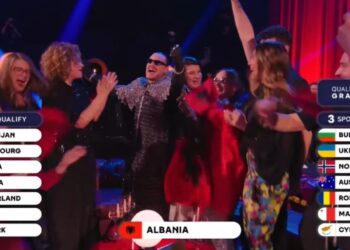 Shqipëria në finalen e Eurovision 2026! Alis Kallaçi mahnit Europën me “Nân”