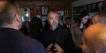 Sulmi ndaj Hysni Mehanës, ndalohen dy persona për 48 orë – Sami Lushtaku s’i përgjigjet Prokurorisë