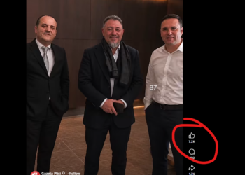 Fotografi të sajuara me inteligjencë artificiale po vërshojnë rrjetin në propagandë të partisë Vetëvendosje.  “Të gjithë kundër Albin Kurtit,” vijon një postim ëq ka marrë mijëra e mijëra pëlqime, shpërndarje e komente, ku paraqiten mashtrueshëm Shkëlqim Devolli, Sami Lushtaku, Lumir Abdixhiku dhe Përparim Rama.