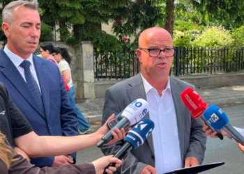 AKK dërgon në Kushtetuese rregulloren për shërbimin civil, Latifi: Qeveria po cenon autonominë e komunave