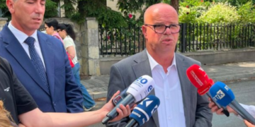 AKK dërgon në Kushtetuese rregulloren për shërbimin civil, Latifi: Qeveria po cenon autonominë e komunave
